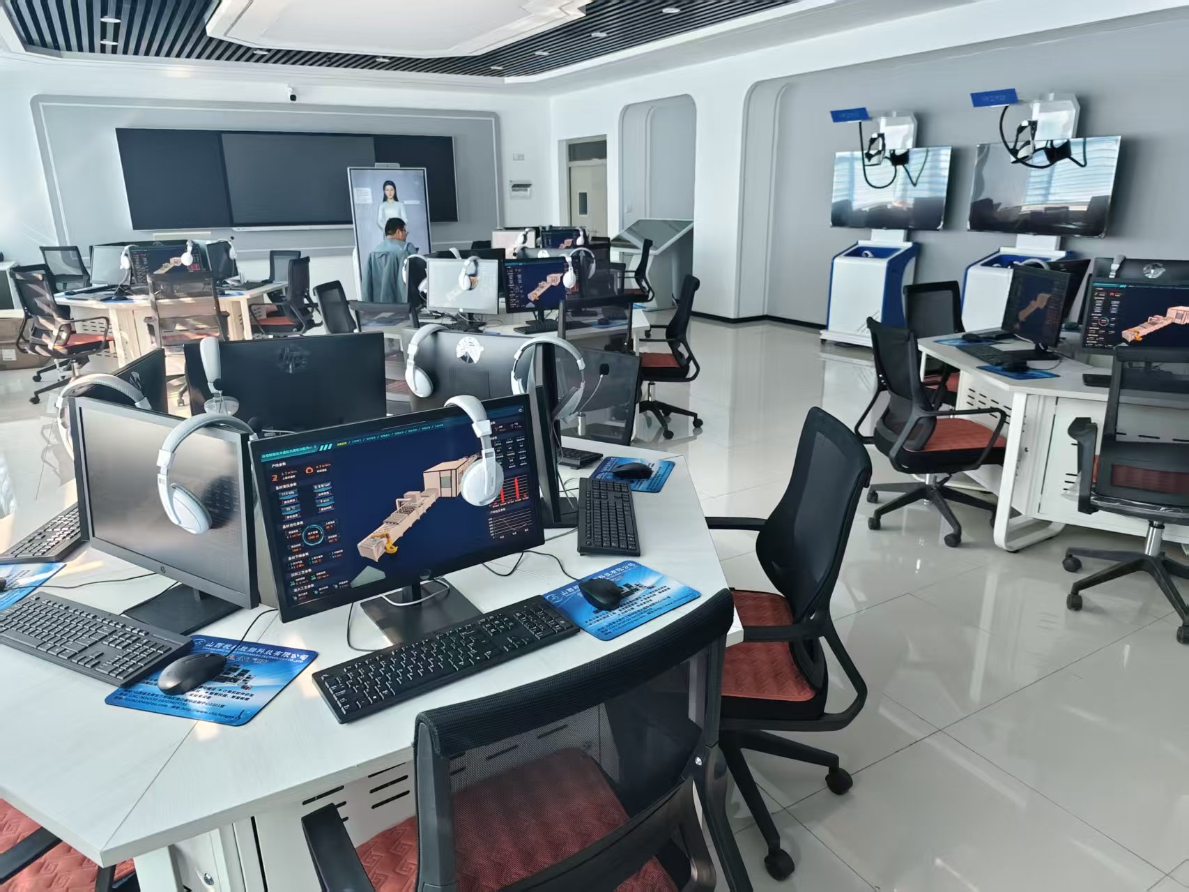 数字人赋能玻璃镀膜实训革新！