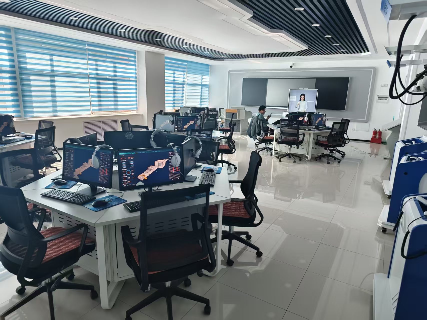 数字人赋能玻璃镀膜实训革新！